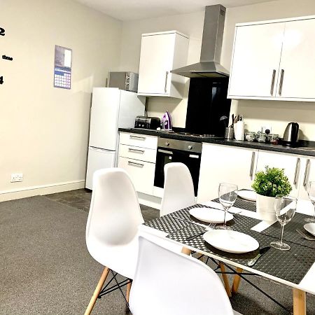 Free, Large Car Park Apartment Вэйкфильд Экстерьер фото