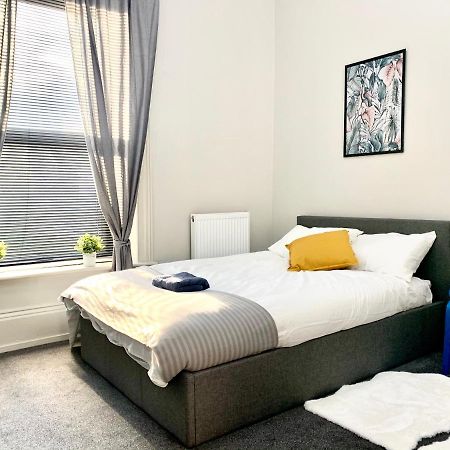 Free, Large Car Park Apartment Вэйкфильд Экстерьер фото