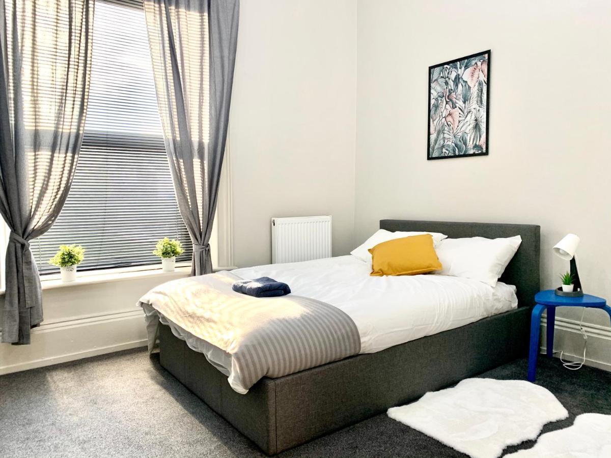 Free, Large Car Park Apartment Вэйкфильд Экстерьер фото