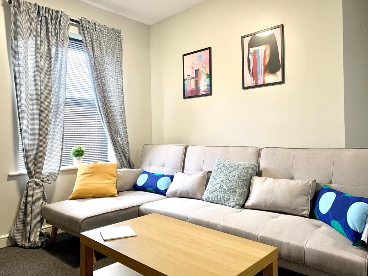 Free, Large Car Park Apartment Вэйкфильд Экстерьер фото